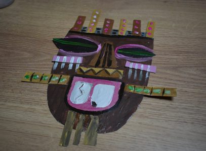 Afrykańskie maski z tektury – zajęcia manualne.